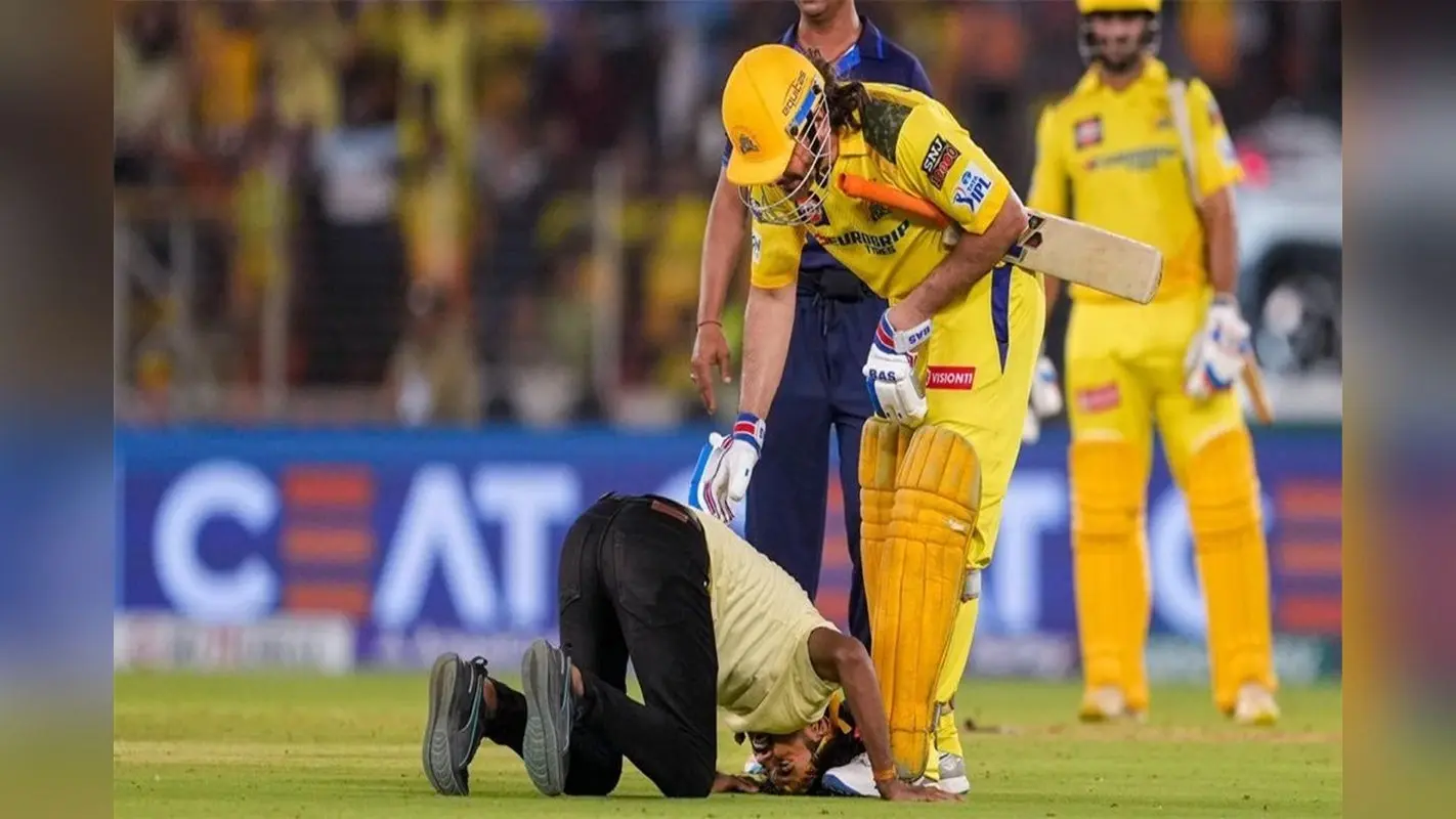MS Dhoni : कायम है माही का जादू, फैन ने ग्राउंड पर किया कुछ ऐसा कि धोनी ने …