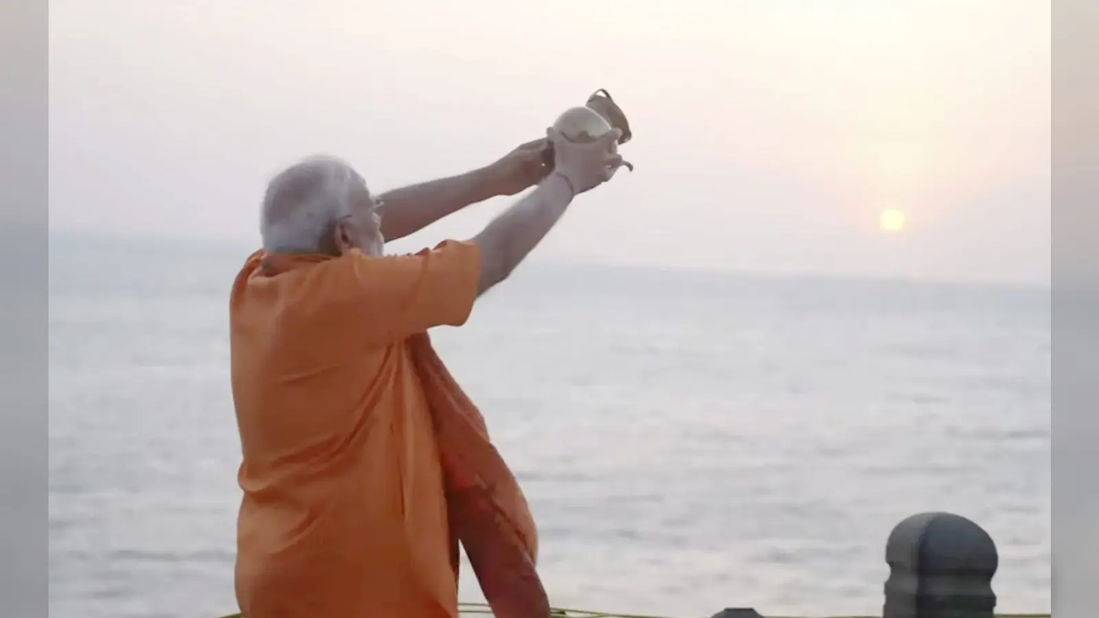 Narendra Modi का वोटिंग के दौरान दिखा अनोखा अंदाज, महिला ने बांधा रक्षा सूत्र, भावुक हुईं महिलाएं