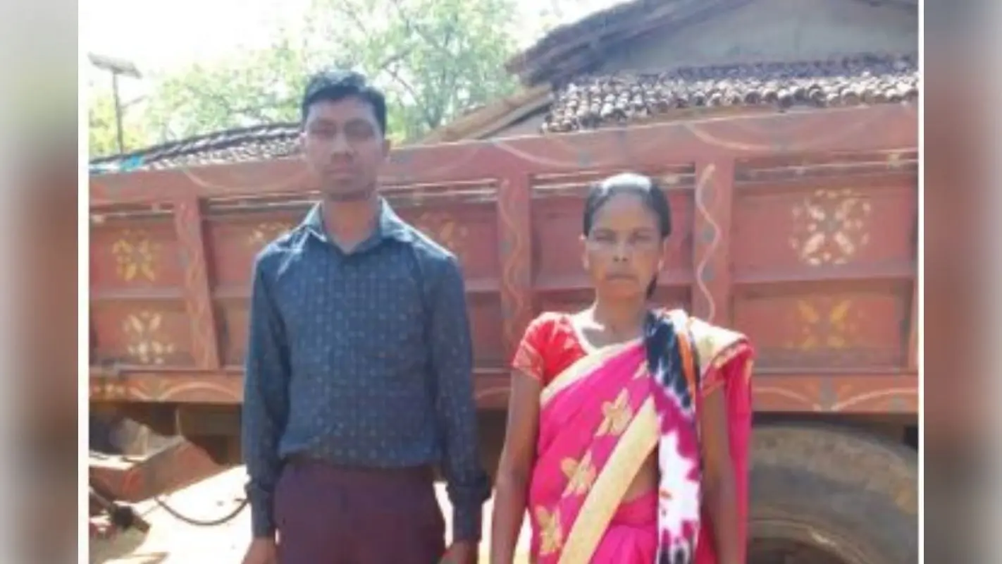 मांझी दंपती गांववालों को अपने ट्रैक्टर पर ले जाते हैं छह किमी दूर बूथ पर