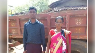 मांझी दंपती गांववालों को अपने ट्रैक्टर पर ले जाते हैं छह किमी दूर बूथ पर