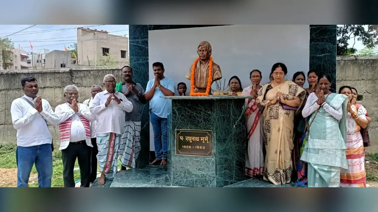 कदमा में ओलचिकी लिपि के जनक पंडित रघुनाथ मुर्मू की प्रतिमा का अनावरण किया गया