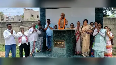 कदमा में ओलचिकी लिपि के जनक पंडित रघुनाथ मुर्मू की प्रतिमा का अनावरण किया गया