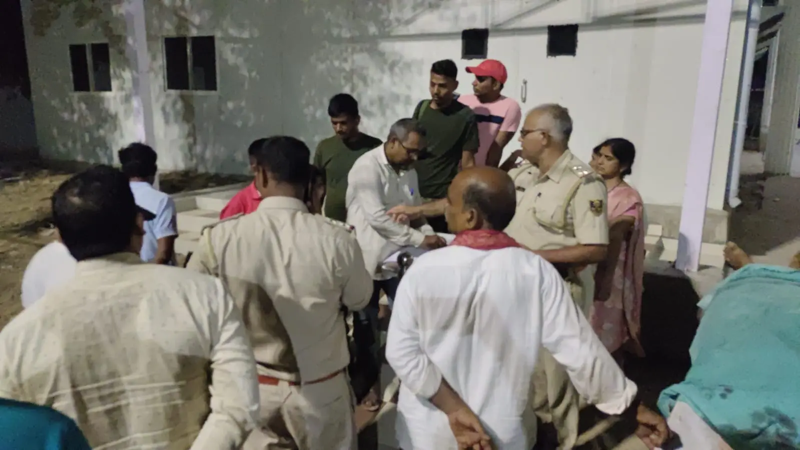 पिपरवार में कार ने बाइक को रौंदा, एक ही परिवार के चार लोगों की हुई मौत