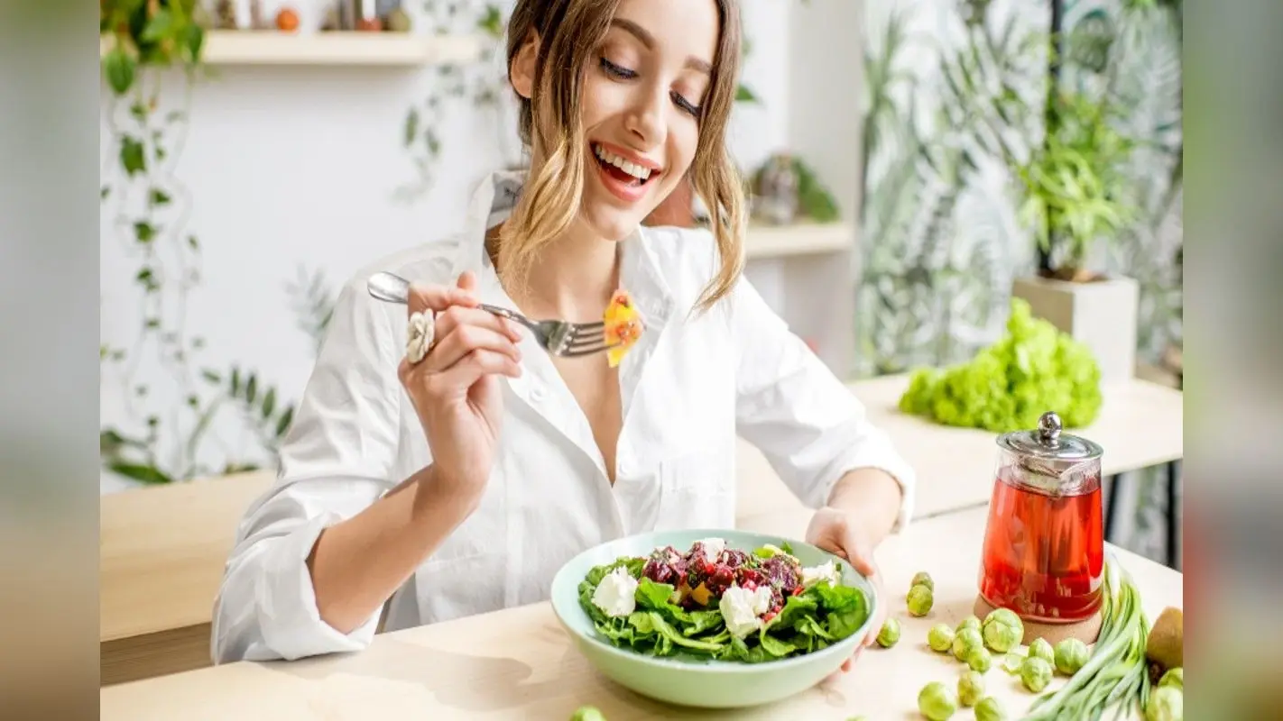 Salad In summer: गर्मियों में सलाद खाने का सही समय क्या है? डायटीशियन मोनिका जी से ��ानिए