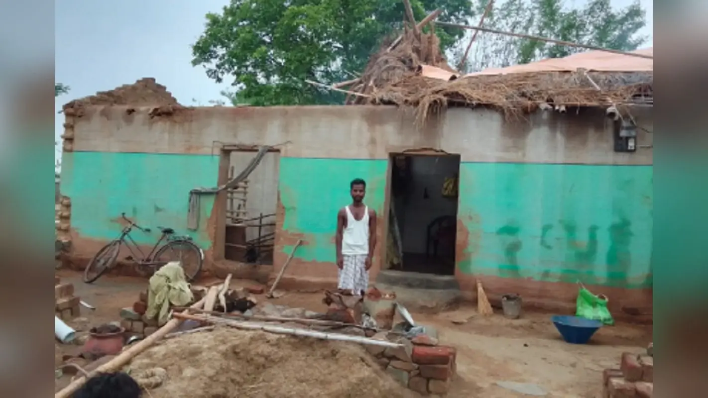 Jharkhand Weather: सरायकेला में मौसम ने मचायी तबाही, कई घरों के उड़े छप्पर, गिरे पेड़