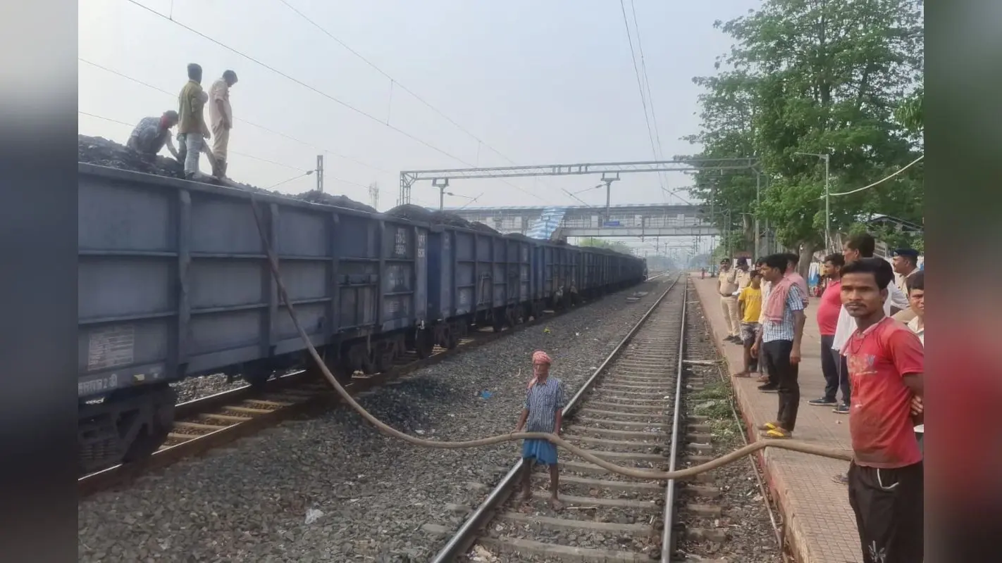 साहिबगंज : कोयले से लदी मालगाड़ी में लगी आग, आरपीएफ ने मशक्कत के बाद पाया काबू