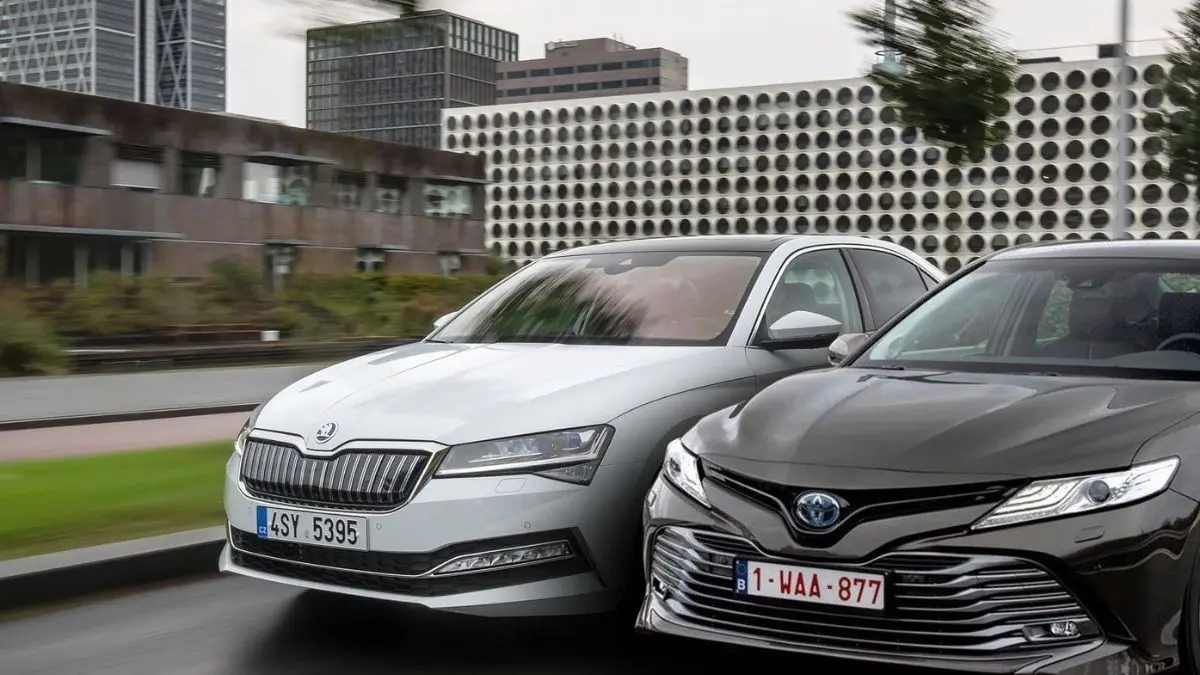 Skoda Superb और Toyota Camry दोनों बड़ी लग्जरी सेडान में कौन है बेस्ट?