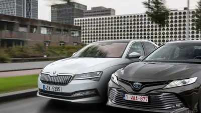 Skoda Superb और Toyota Camry दोनों बड़ी लग्जरी सेडान में कौन है बेस्ट?