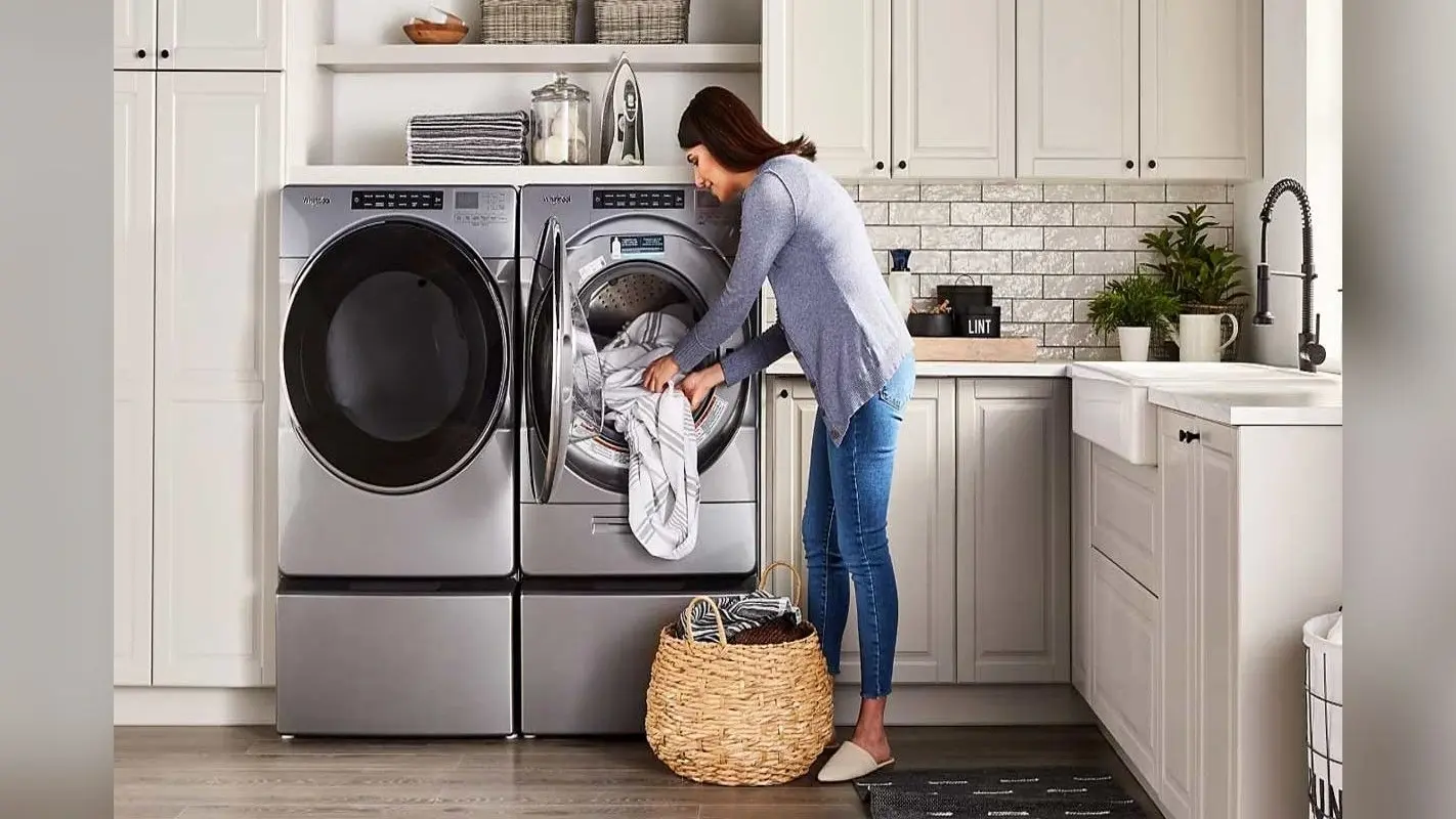 Vastu Tips: वास्तु शास्त्र के अनुसार रात में कपड़े धोने से क्या होता है? जानिए पूरी डिटेल्स