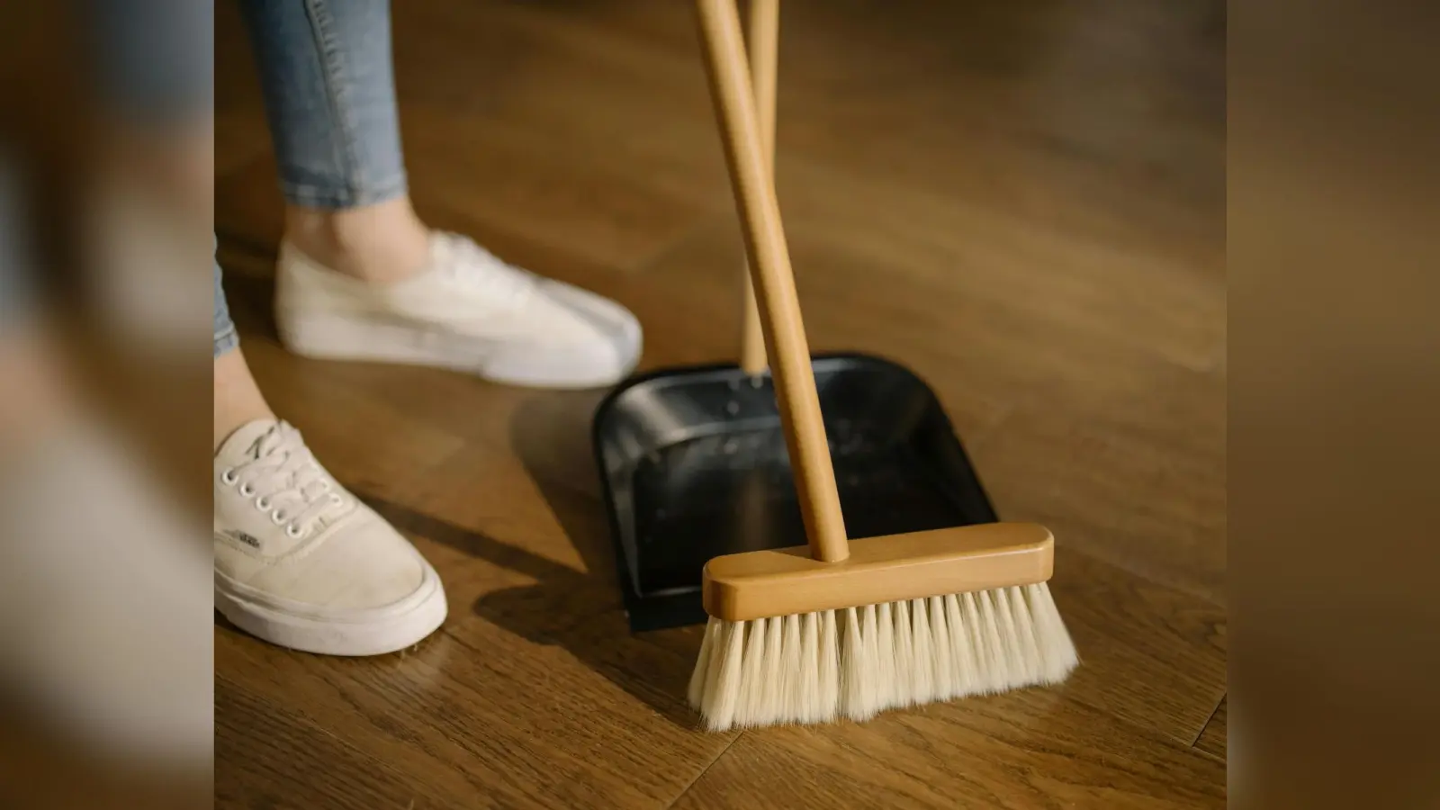 Vastu Tips: घर की साफ़-सफाई करते समय न करें ये गलतियां, सेहत और पैसों का होगा नुकसान