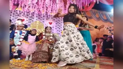 जब बेटी को इस हरियाणवी गाने पर डांस करते देख आग बबूला हुई मां, बीच स्टेज पर किया ये काम, VIDEO