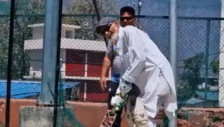 VIRAL VIDEO: 102 साल के व्यक्ति ने नेट्स पर किया बल्लेबाजी का अभ्यास, देखें वीडियो