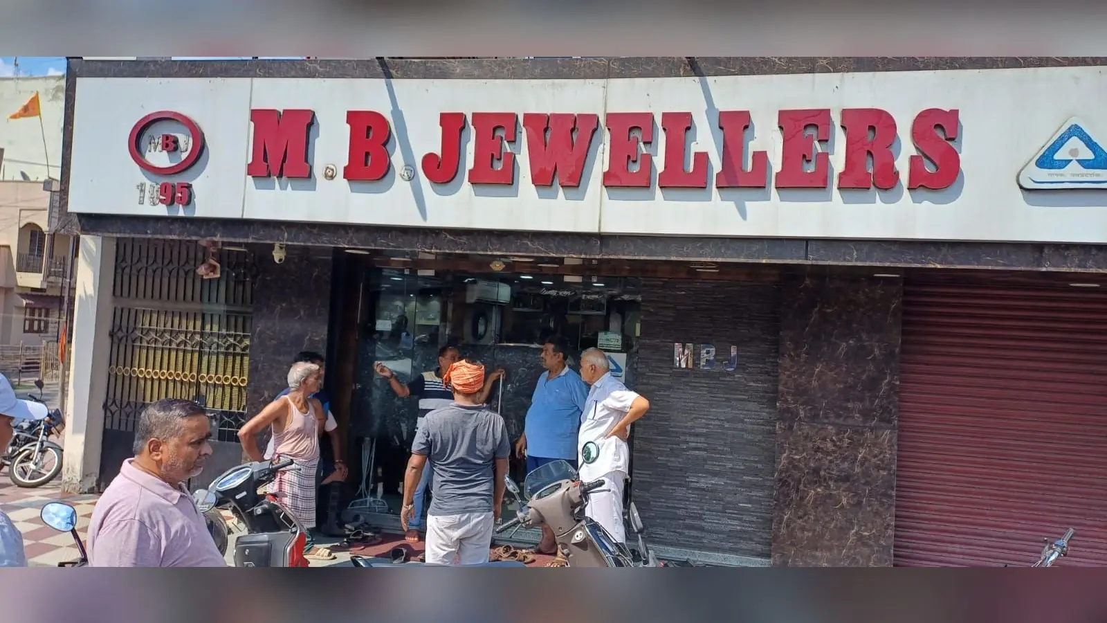 जमशेदपुर में डकैतों ने दिनदहाड़े ज्वेलर्स की दुकान को लूटा, लाखों के गहने और नकद ले उड़े