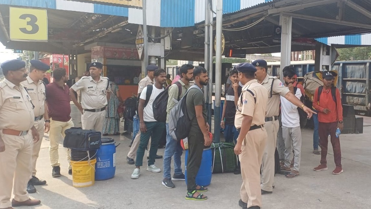 गया-कोडरमा रेलखंड पर बम मिलने के बाद, स्पेशल टीम बनी, ट्रेनों में गश्ती बढ़ाने का निर्देश…