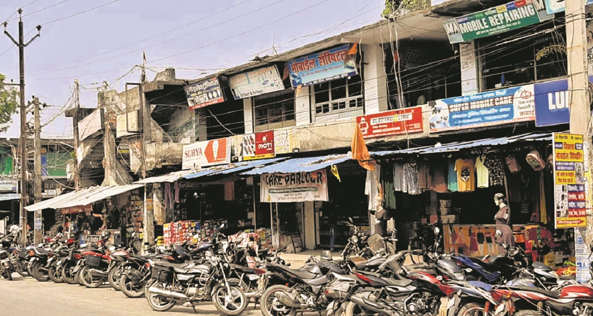 Purnia News : आंबेडकर बाजार : भवन पर उग आये पौधे, बरसात में टपकती है छत