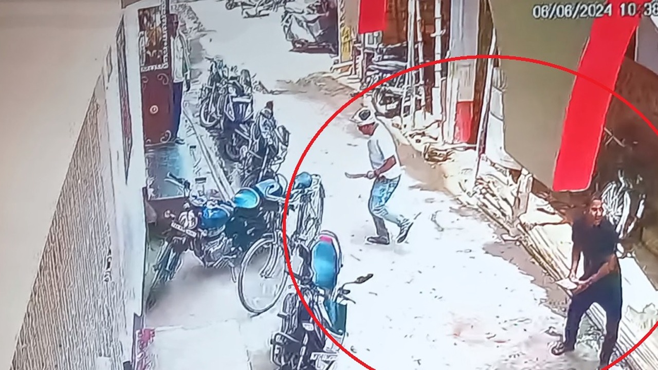 Patna Crime News: पूर्व मुखिया के घर फायरिंग, भतीजे के पैर में लगी गोली…