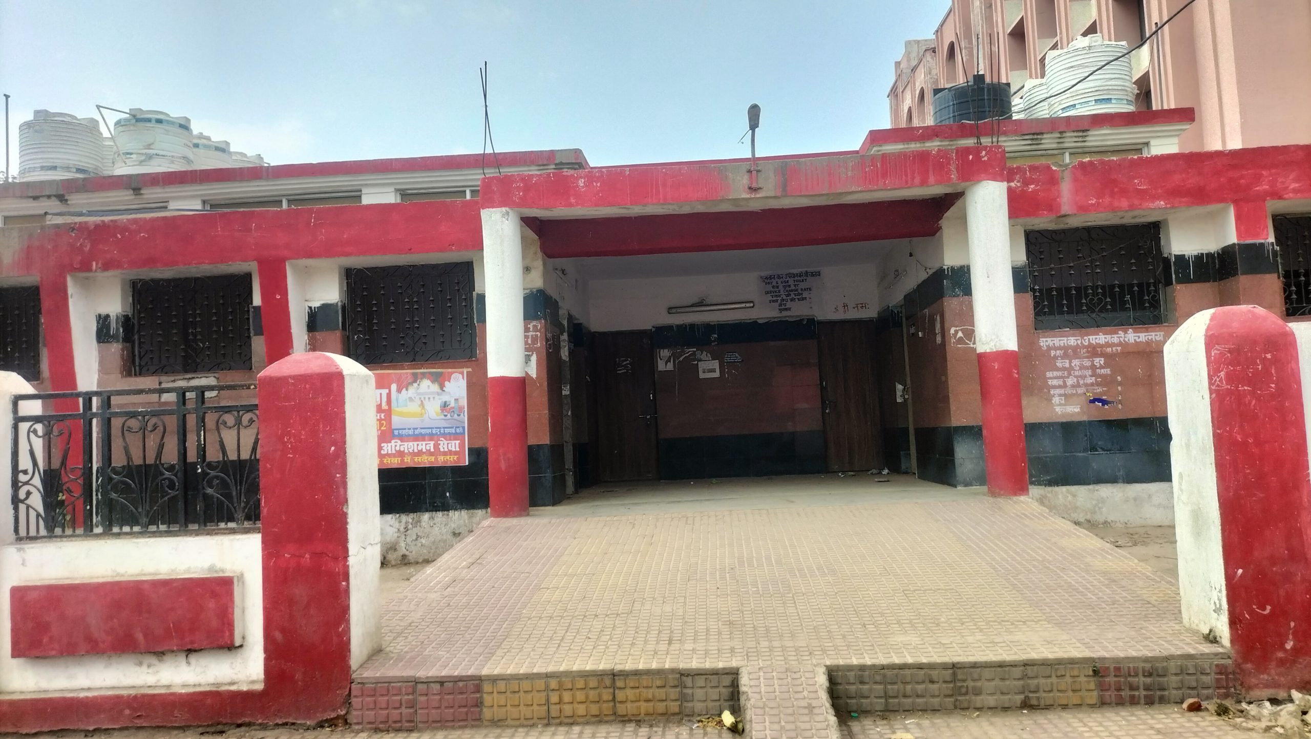टूटा शेड, गंदा शौचालय; गया जंक्शन पर छोटी-छोटी बुनियादी जरूरतों के लिए जूझ रहे लोग
