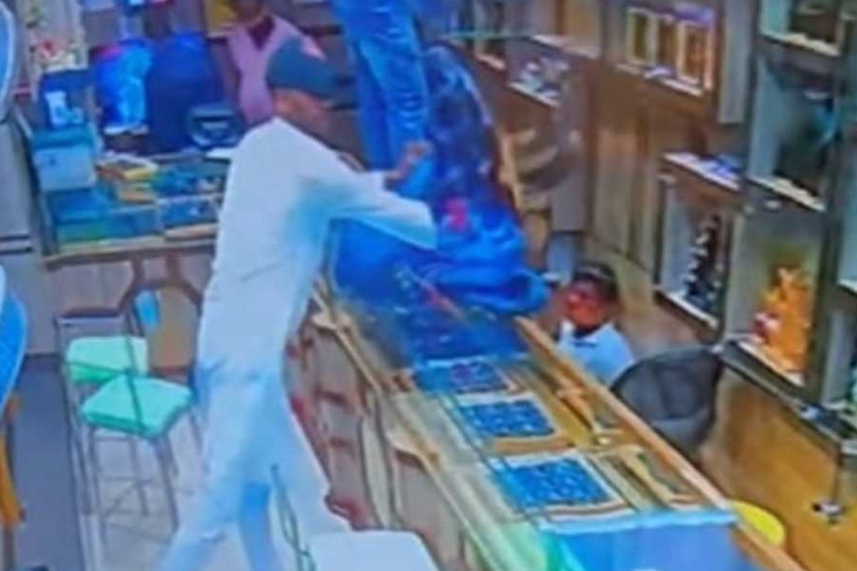 पश्चिम बंगाल : रानीगंज के बाद हावड़ा के डोमजूर में सोने की दुकान में डकैती