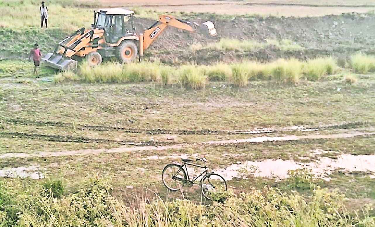 गरीबों को रोजगार देनेवाला मनरेगा बना भ्रष्टाचार का अड्डा, मजदुरों की जगह जेसीबी से हो रहा काम