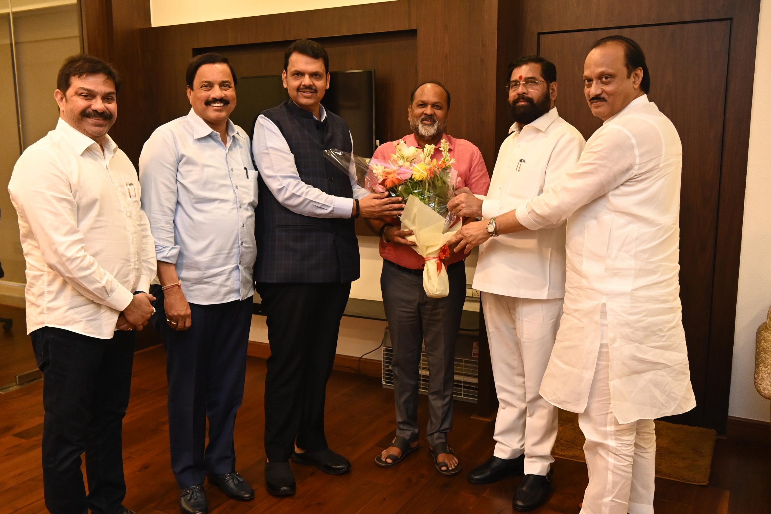 Maharashtra News: क्या महाराष्ट्र की सियासत में होने वाला है कोई नया खेल, पार्टियों में हो रही अनबन दे रही बड़ा संकेत!