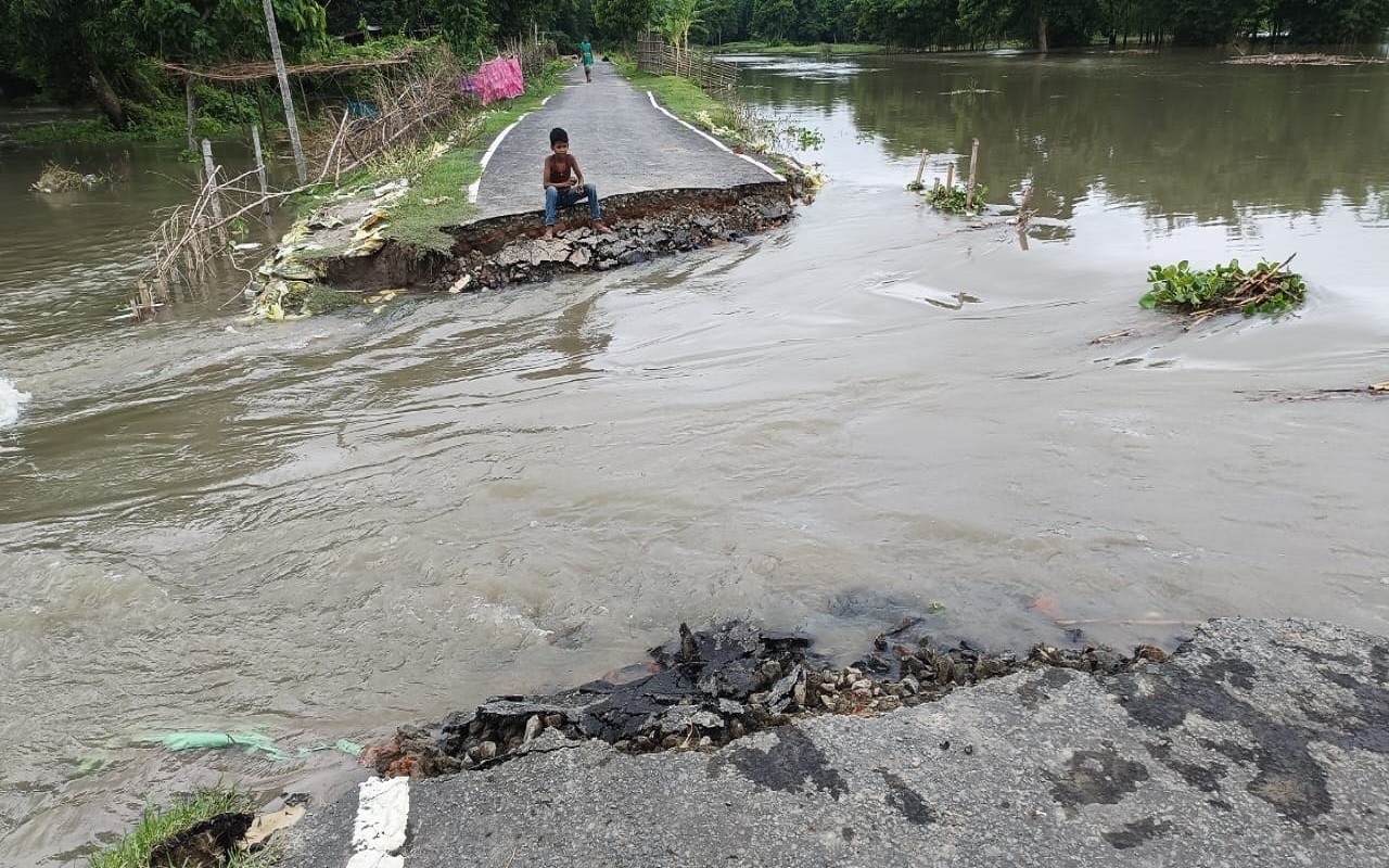 PHOTOS: अररिया की नदियों का उग्र रूप देखिए, कुर्साकांटा-फारबिसगंज सड़क पर बाढ़ का पानी चढ़ा…