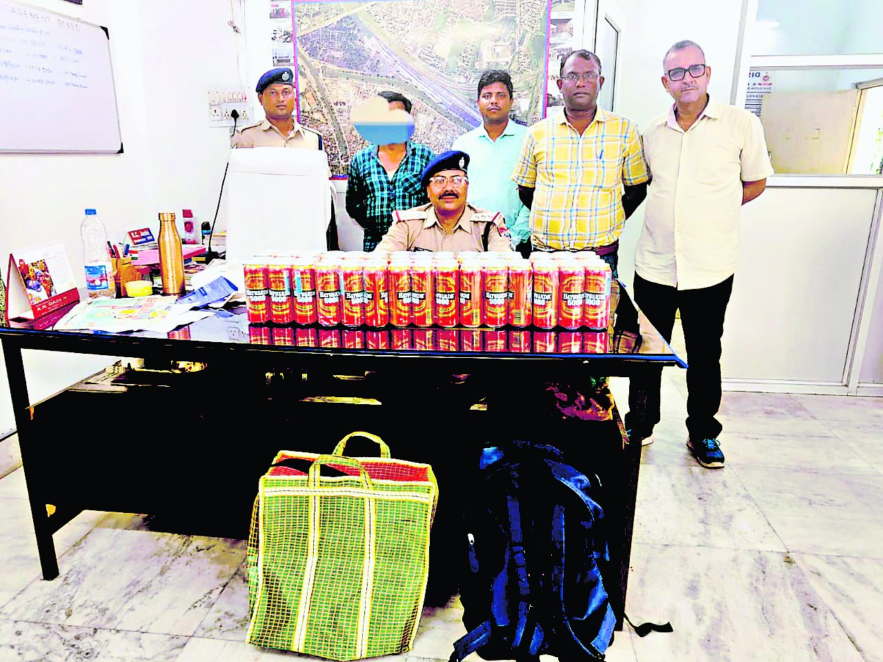 कोलकाता स्टेशन से बीयर के साथ एक अरेस्ट