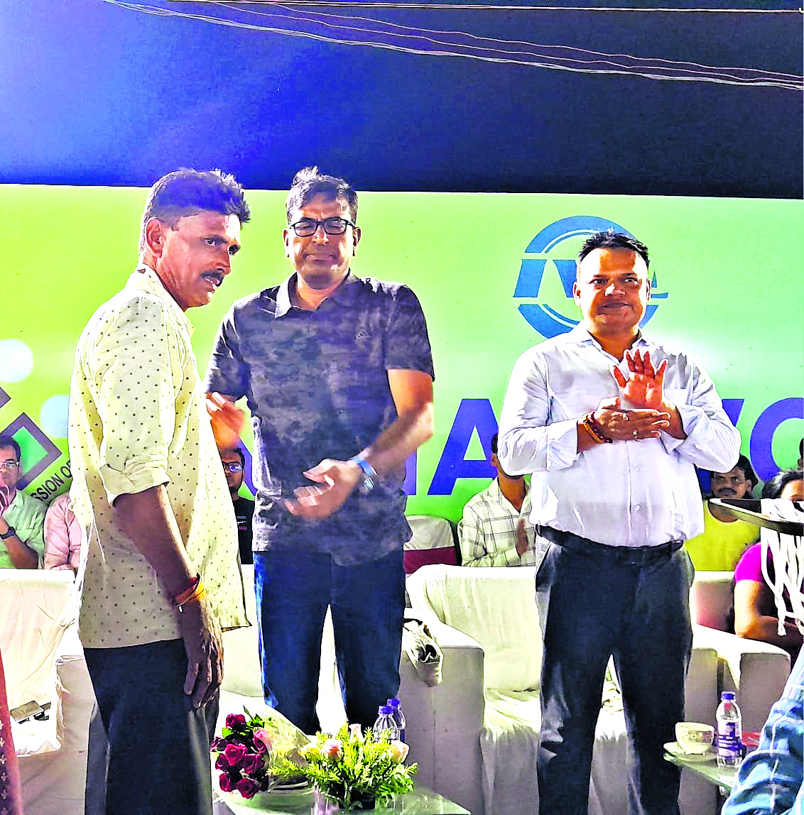 वोटर लीग के सफल संचालन के लिए संतोष तिवारी को किया गया सम्मानित