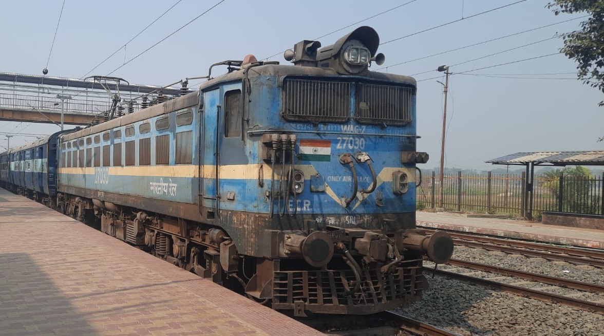 प्लेटफार्म ऊंचाई काफी कम, घायल होते हैं यात्री