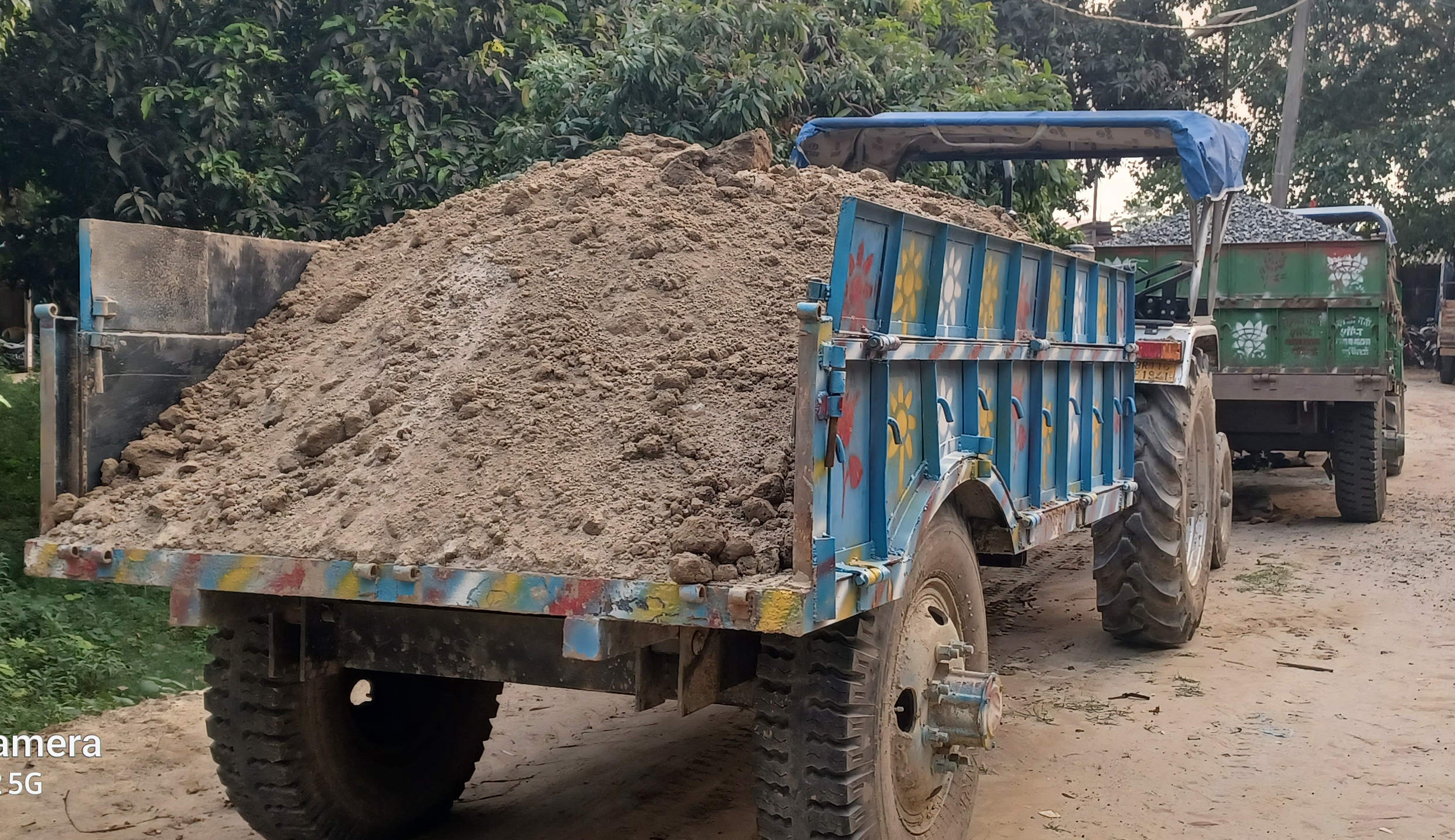 ओवरलोड दाे ट्रैक्टर जब्त