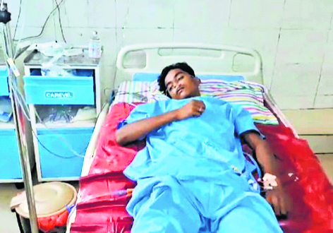 छठी का भोज खाकर लौट रहे युवक को बदमाशों ने मारी गोली, हालत गंभीर