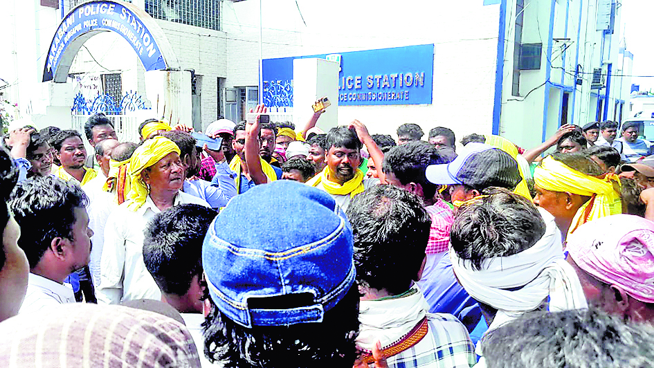 बाराबनी थाने पहुंचे आदिवासी, की मांग धमकाने पर पुलिस अफसर मांगें माफी