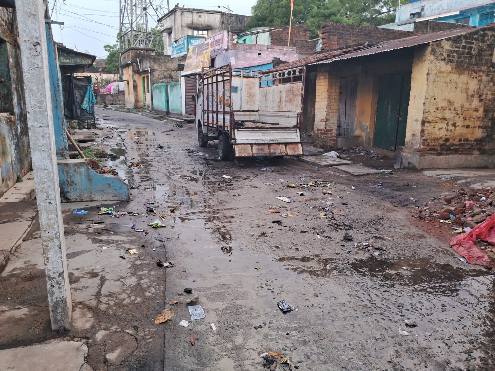 तेज आंधी व बारिश में नगर में साफ-सफाई की खुली पोल