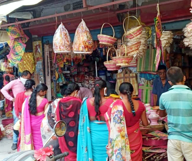 सुहागिनों का वट सावित्री पूजा आज, महिलाओं ने जमकर की खरीदारी