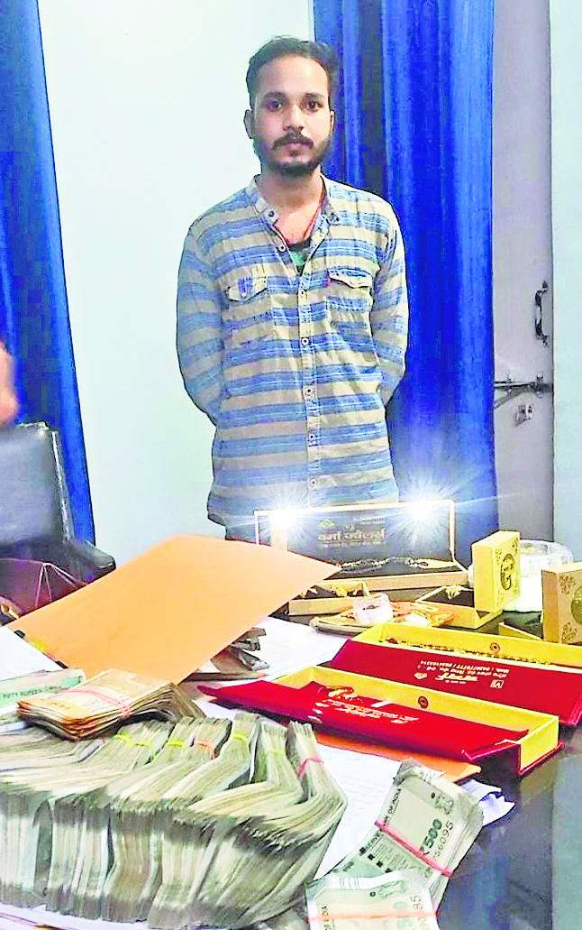 विश्वासपात्र बन ऑटो चालक ने सेवानिवृत्त महिला प्रोफेसर के खाते से उड़ाये 27 लाख