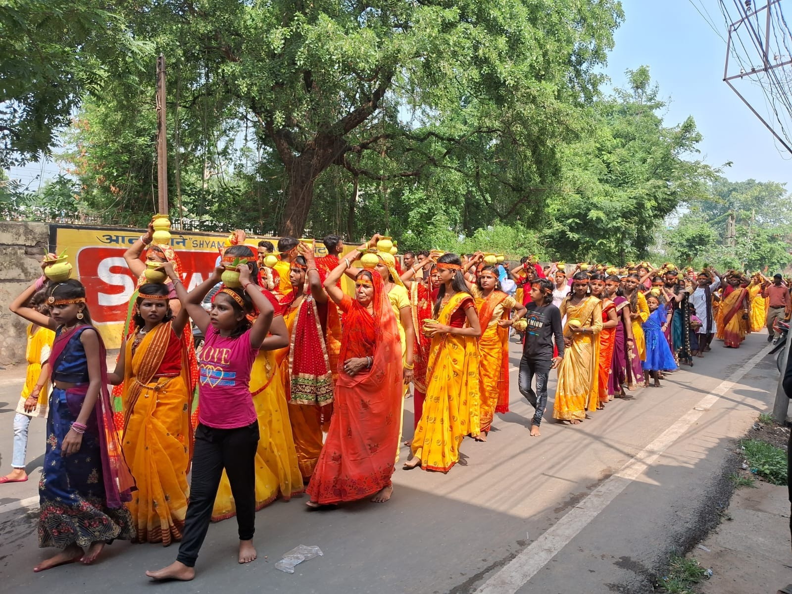 मिहिजाम में कलश यात्रा के साथ ही लक्ष्मी नारायण महायज्ञ शुरू