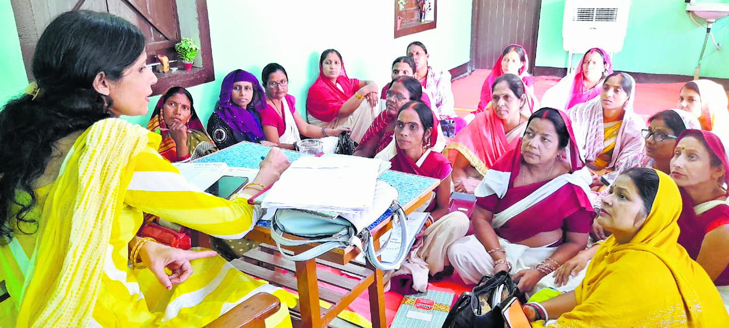 आंगनबाड़ी सेविकाओं को दी गयी पीएम मातृत्व वंदना व सीएम कन्या उत्थान योजना की जानकार