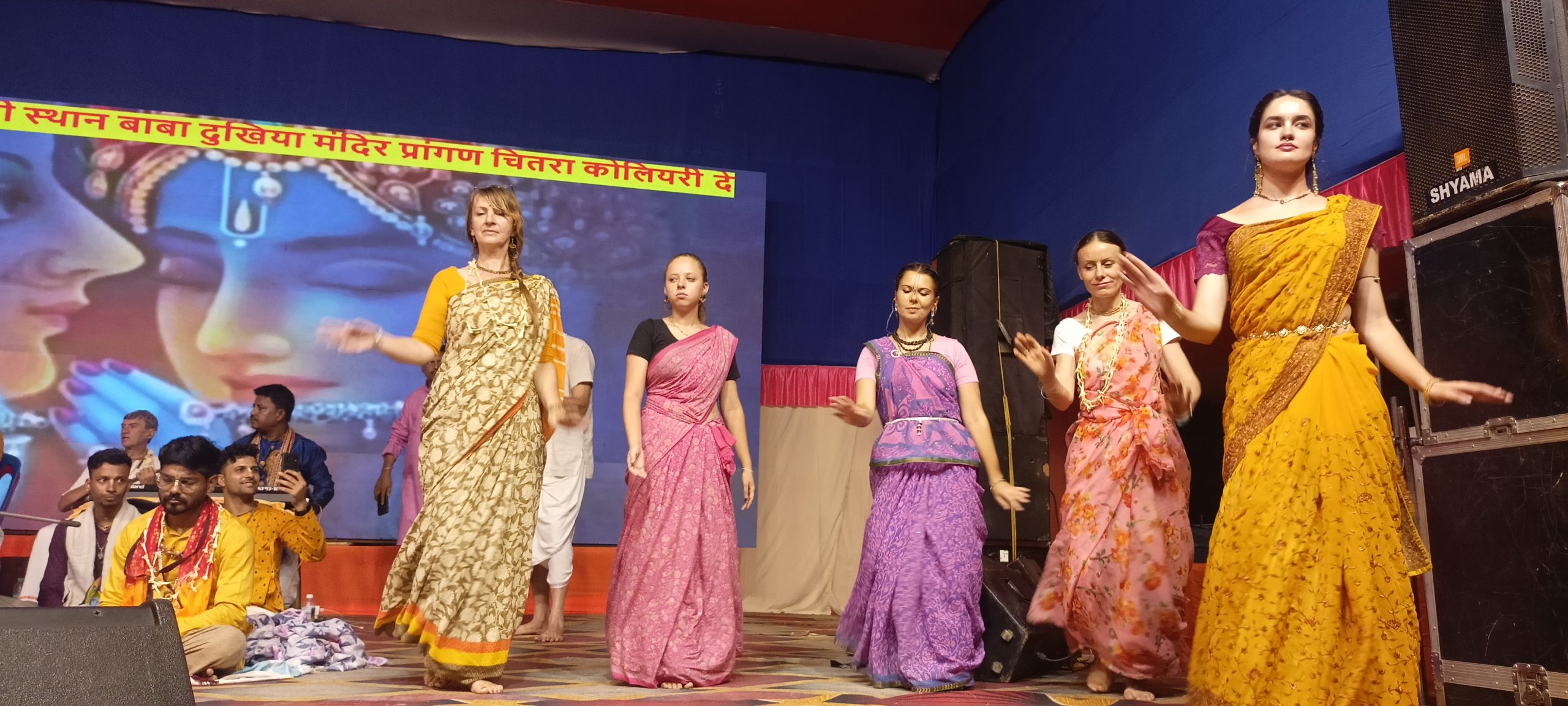 लक्ष्मी गणेश महायज्ञ में मायापुर से आये कलाकारों के भजनों पर देर रात तक झूमे श्रद्धालु