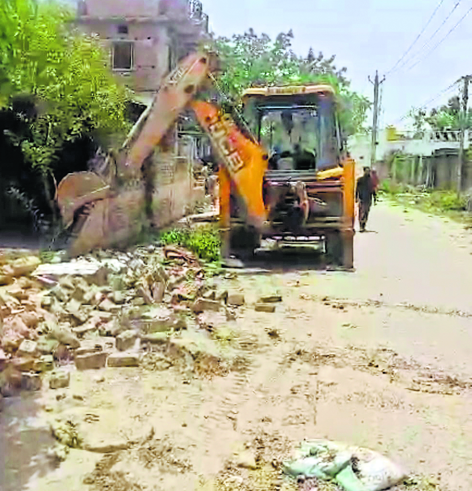 मासूमगंज मुहल्ले में चला नगर निगम का बुलडोजर, 25 से अधिक मकान व दुकान ध्वस्त