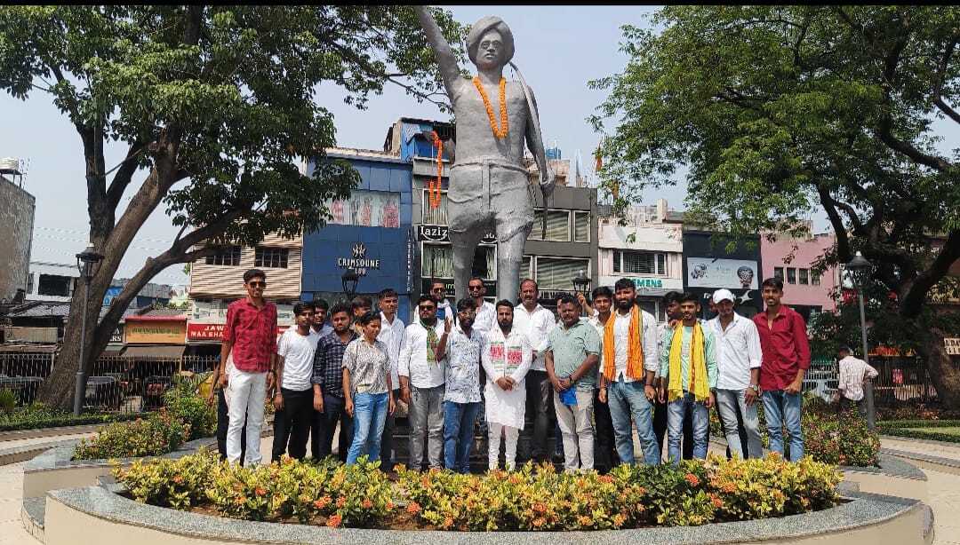 आजसू पार्टी ने बिरसा मुंडा की प्रतिमा पर माल्यार्पण कर दी श्रद्धांजलि