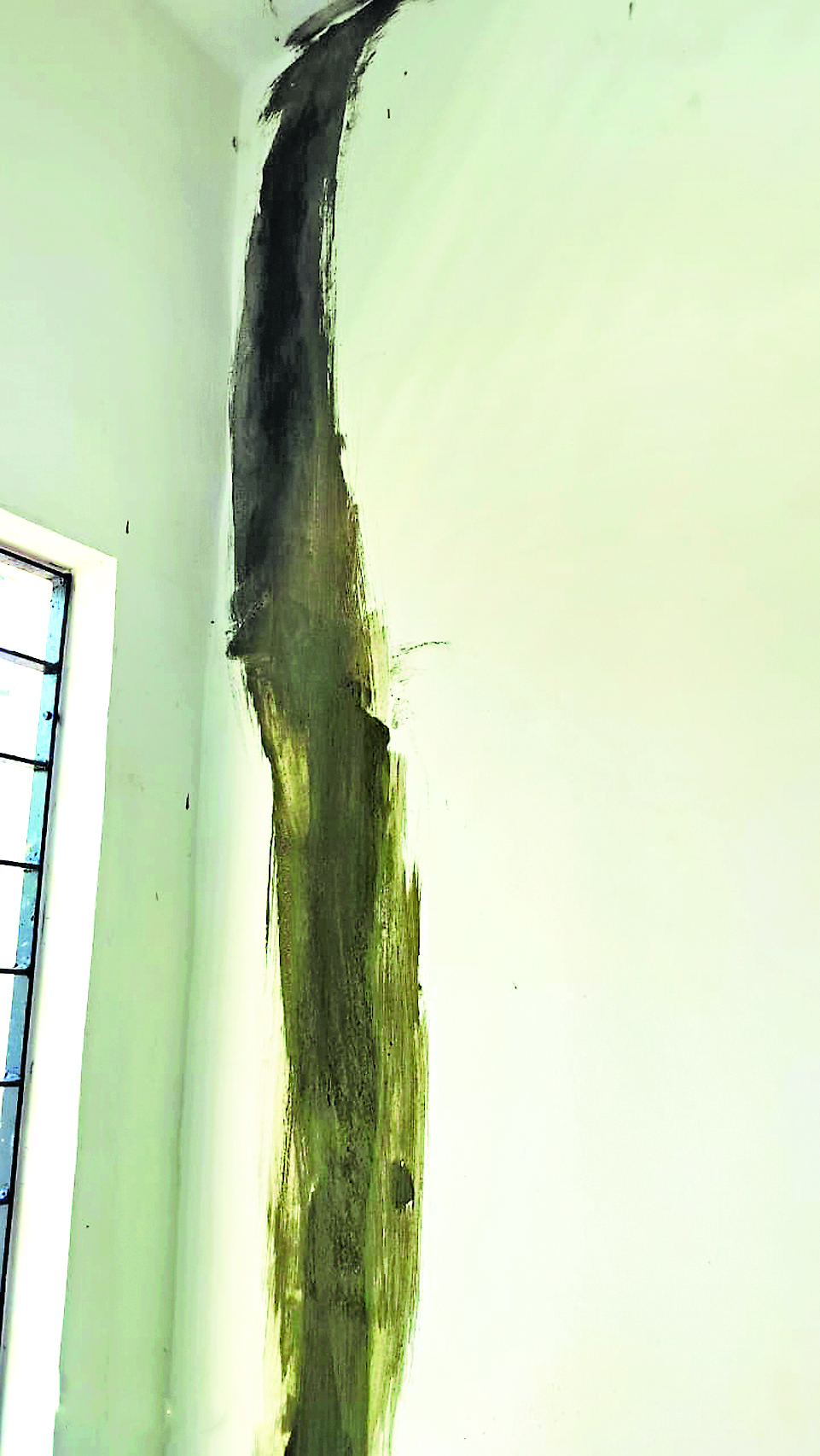 लाइट हाउस के निर्माण में अनियमितता, फ्लैटों के उखड़ने लगे टाइल्स, दीवारों में आ गयीं दरारें