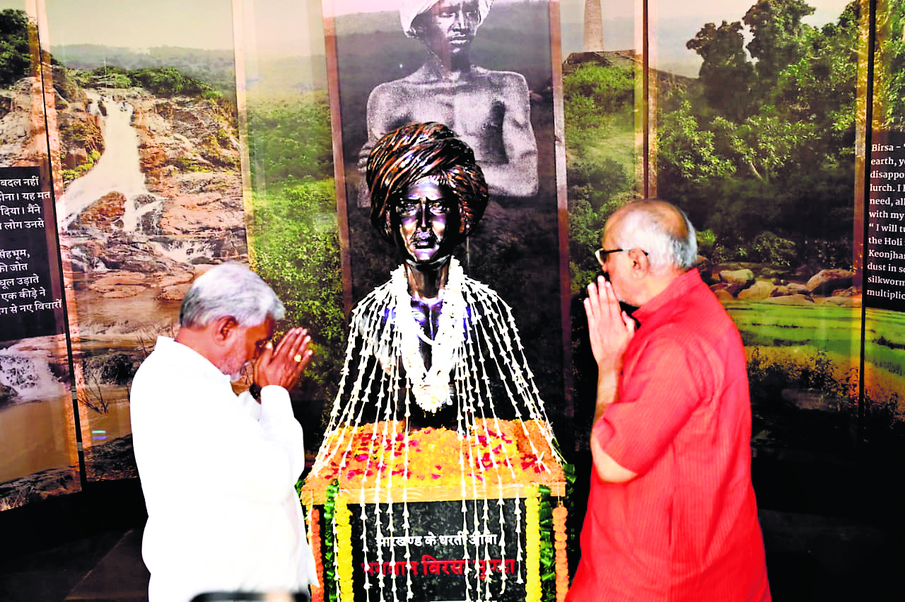 राज्यपाल और मुख्यमंत्री ने दी धरती आबा को श्रद्धांजलि