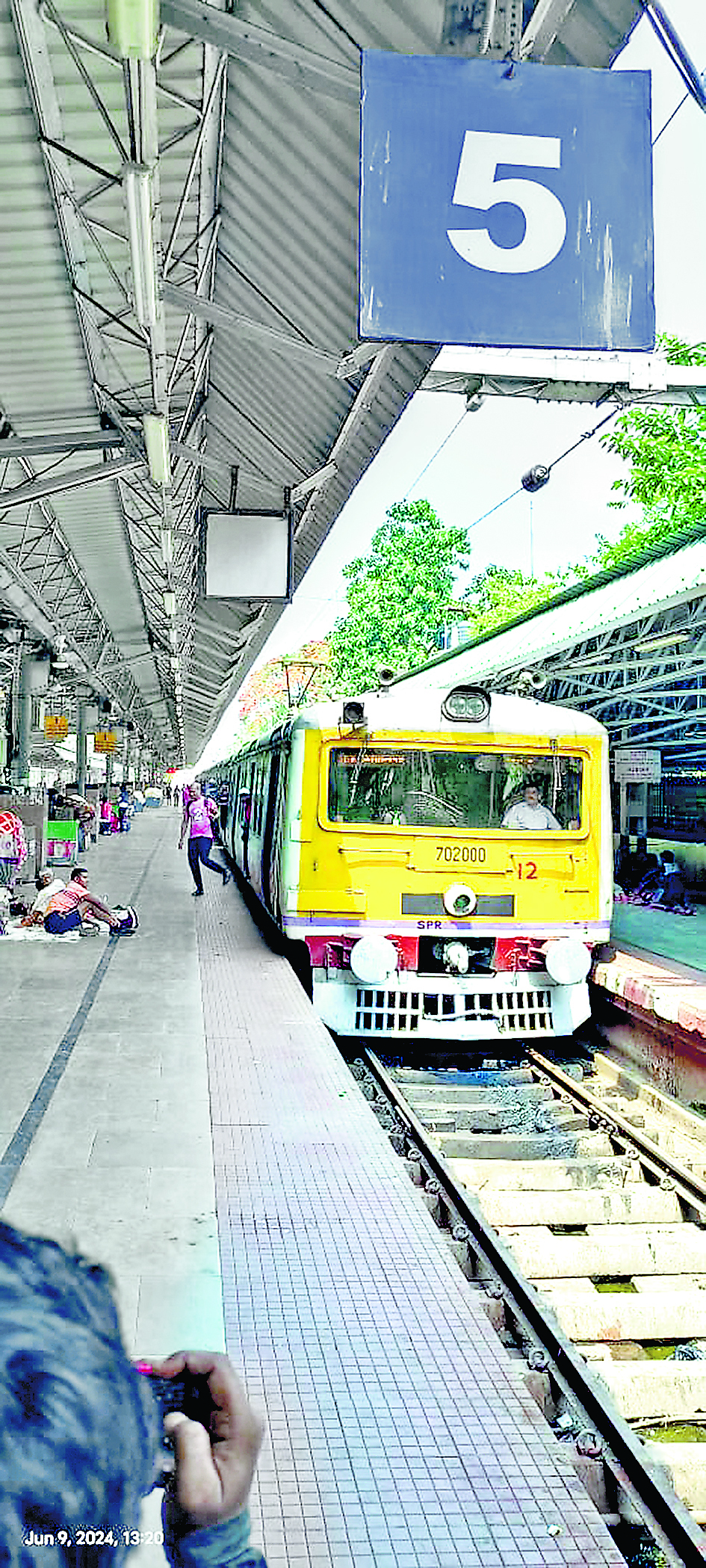 सियालदह में अब ट्रेन सेवा सामान्य