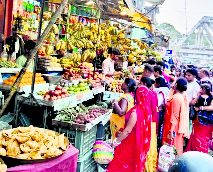 Lakhisarai News : स्टेशन के समीप दुकानदारों ने कर रखा है सड़क का अतिक्रमण, राहगीर परेशान
