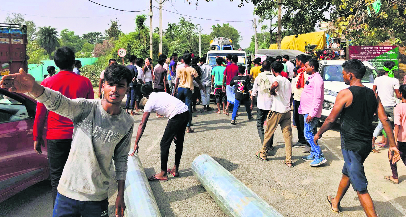 प्रशासनिक मदद नहीं मिलने से आक्रोशित ग्रामीणों ने जाम की सड़क