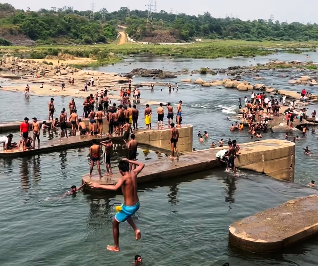 जल क्रीड़ा के लिए चर्चित हो रहा चंद्रपुरा में दामोदर नदी का बरवाघाट तट
