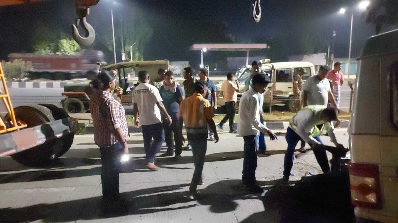 दुर्घटना में गो तस्कर और तीन मवेशियों की मौत