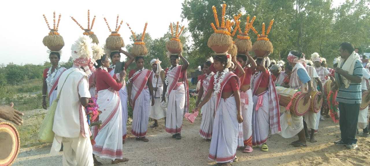 कांटी हापू टोंगरी में होरो पड़हा जतरा में जुटे ग्रामीण