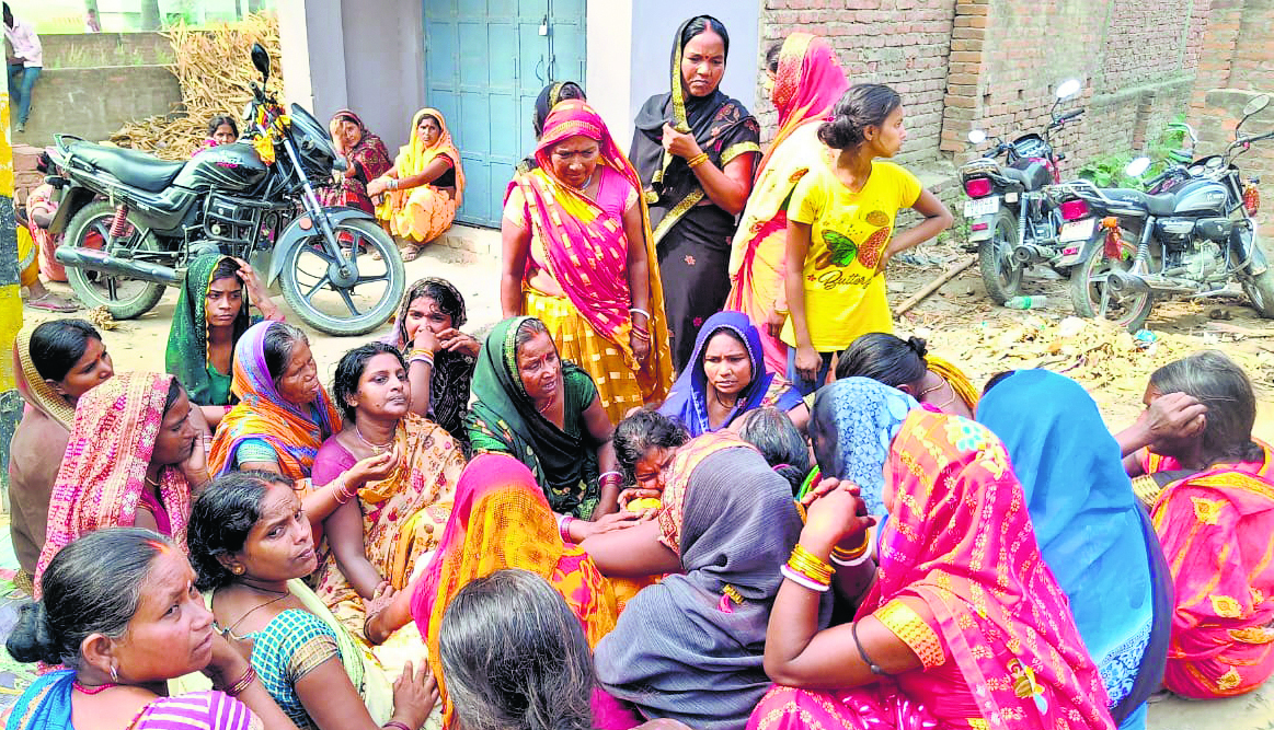 घर में घुसी एंबुलेंस, खाट पर सोये व्यक्ति की कुचलने से मौत