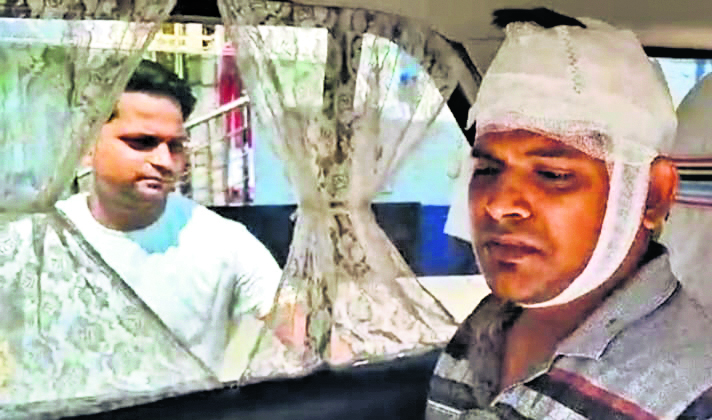 ओवरलोड बालू लदे ट्रक की जांच करने पहुंचे खनन पदाधिकारी पर हमला, पटना रेफर