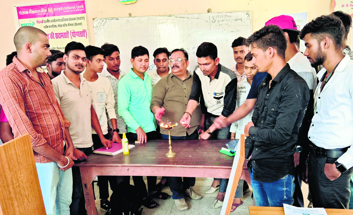 युवाओं के लिए 30 दिवसीय मोबाइल रिपेयरिंग प्रशिक्षण का हुआ शुभारंभ